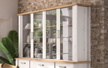 Vitrinekast-opzet Manosque – 4 glasdeuren met LED-verlichting – Wit gekalkte houtstructuur en eik artisan